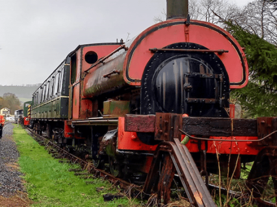 Mond Nickel 1 a train engine carrying carts down a track