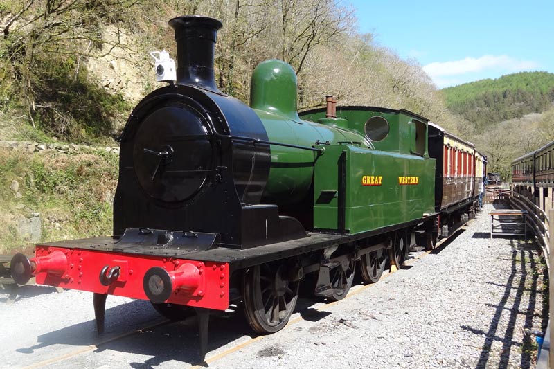 Taf-Vale-TVR28 a steam engine train traveling down train tracks